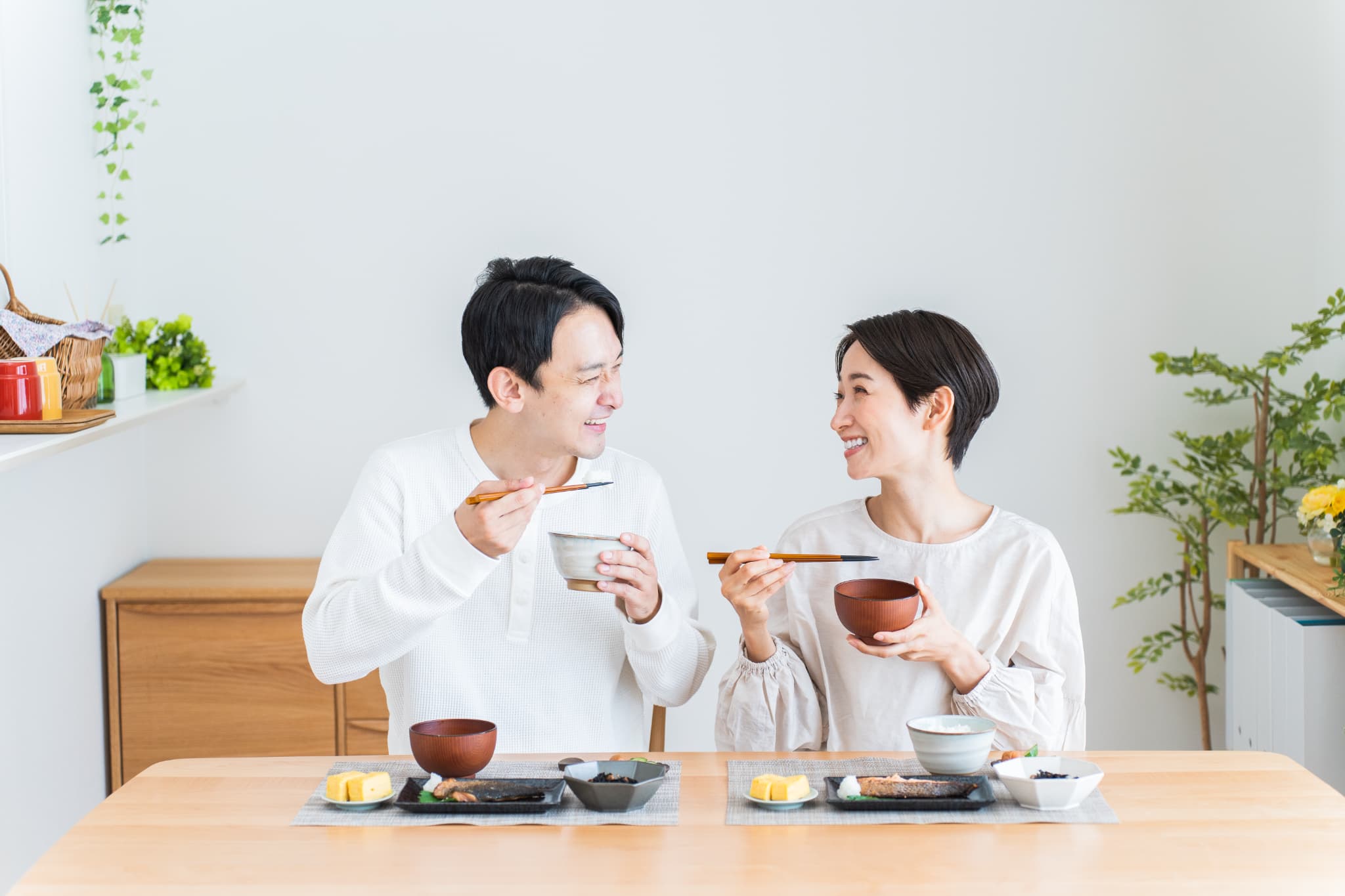 きれいな歯で楽しそうに食事をする夫婦