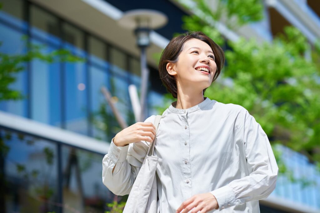 散歩をして睡眠環境を整えようとする女性